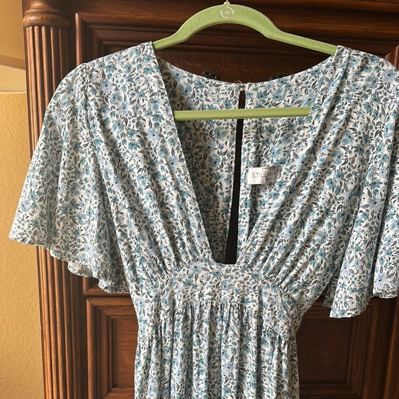 STILLWATER Chic Blue and White Floral Midi Dress with Plunging Neckline - Picture 8 of 12